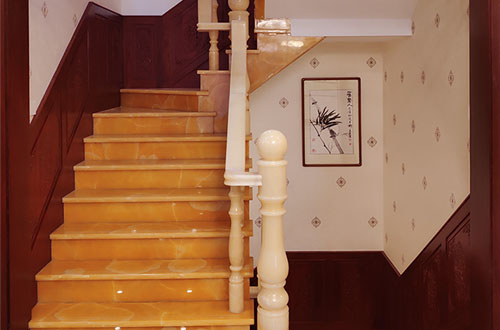 畅好乡中式别墅室内汉白玉石楼梯的定制安装装饰效果